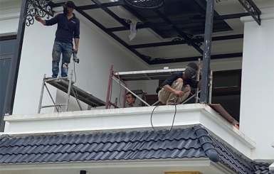 Thi công mái Poly và mái kính lấy sáng 